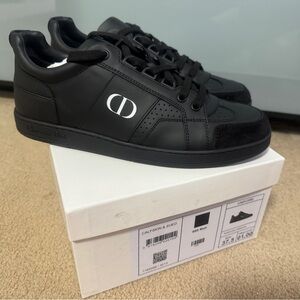CHRISTIAN DIOR brand new with box
Calfskin Suede Logo Sneakers 37.5 Black